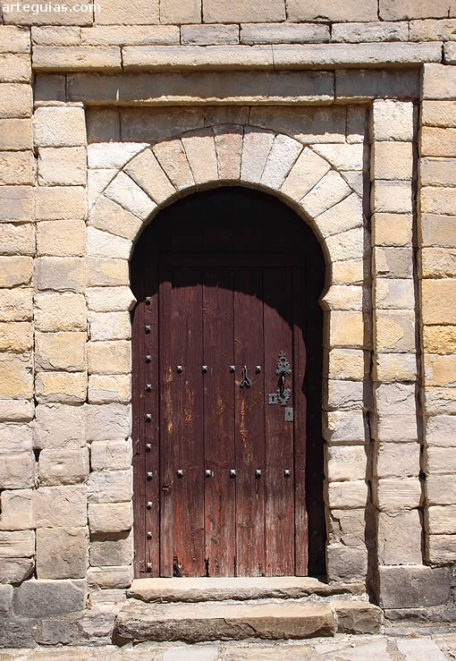 Puerta principal de ingreso en el muro sur