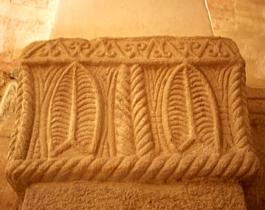 Capitel interior con grandes hojas