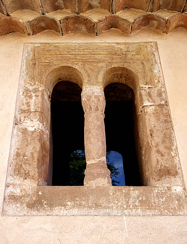 Ventanal con arcos de herradura