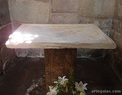 Altar con forma de "tau"