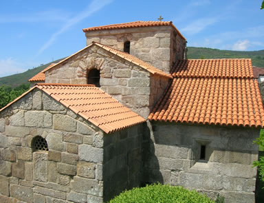 Escalonamiento de vol&uacute;menes del templo de Santa Comba de Bande