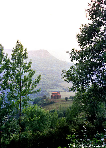 Iglesia de Santa Cristina de Lena desde lo lejos