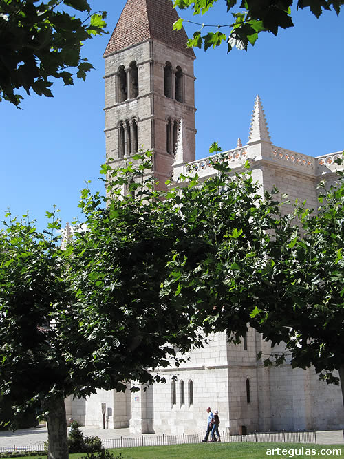 El campanario rom&aacute;nico de la iglesia de Santa Mar&iacute;a de la Antigua de Valldolid