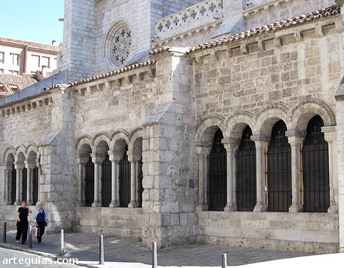 Preciosa galer&iacute;a porticada de la  iglesia de Santa Mar&iacute;a de la Antigua de Valldolid