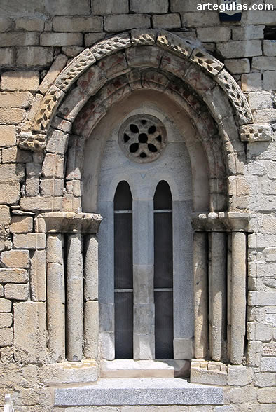 Otro ventanal complejo del muro sur, con formas rom&aacute;nicas y g&oacute;ticas