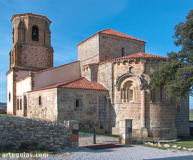 La iglesia de Bareyo vista desde el sureste