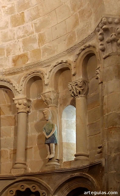 Tres arcos estrechos en la galer&iacute;a superior