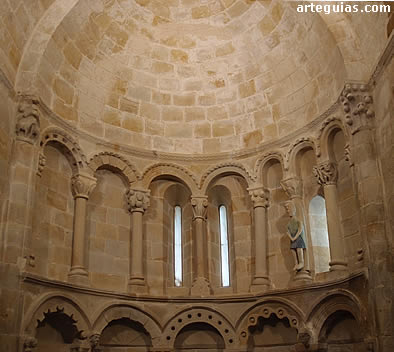 Arquer&iacute;a superior del &aacute;bside en su interior