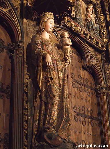 La Virgen de los Reyes preside el parteluz