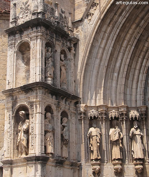 Detalle escult&oacute;rica de la  portada principal