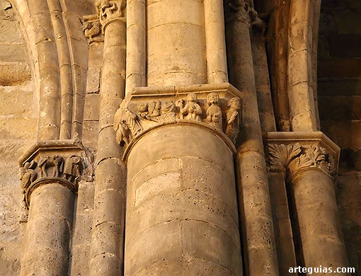 Existen capiteles figurados en el interior de las naves