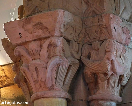 Capiteles opuestos del arco triunfal