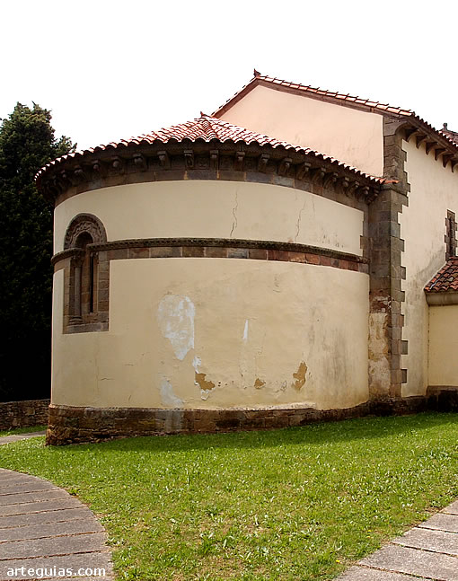 &Aacute;bside de siller&iacute;a con enfoscado como era habitual en la &eacute;poca medieval