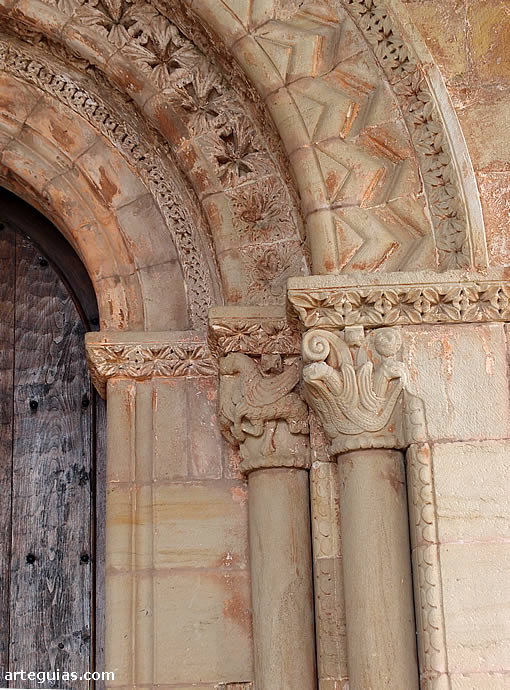 Detalle de la puerta rom&aacute;nica