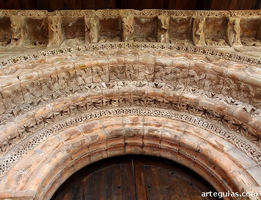Arquivoltas y tejaroz de la puerta