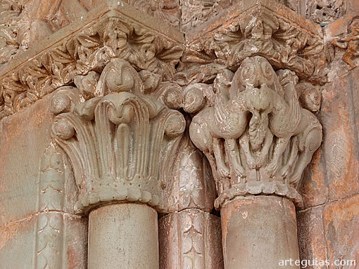 Capiteles de la puerta
