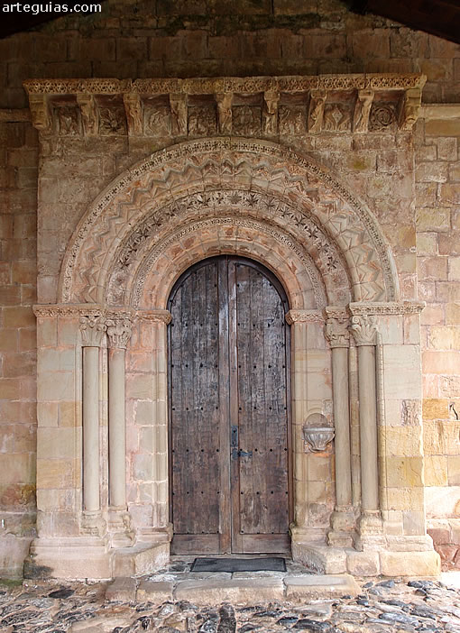 Vista frontal de la puerta de la fachada occidental