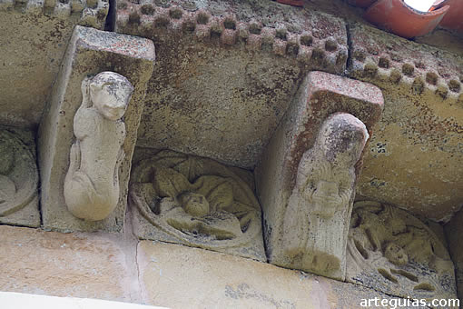 Canecillos y metopas esculpidas del &aacute;bside