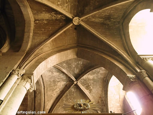 B&oacute;vedas de crucer&iacute;a sencillas del interior con claves esculpidas