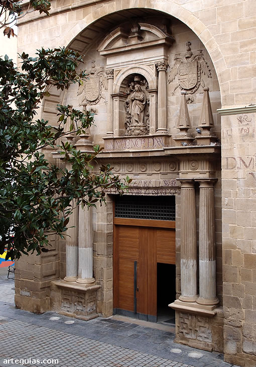 Iglesia de Santa Mar&iacute;a de Palacio de Logro&ntilde;o: portada barroca