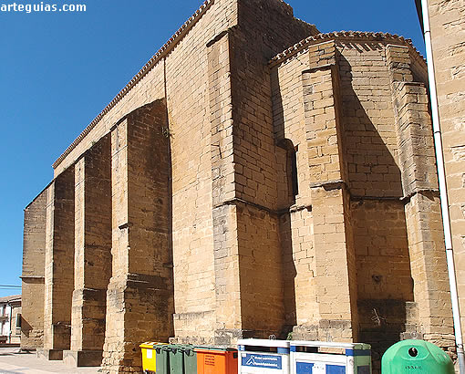 Iglesia de Santa Mar&iacute;a del P&oacute;polo de San Mart&iacute;n de Unx: muro sur con sus enormes contrafuertes