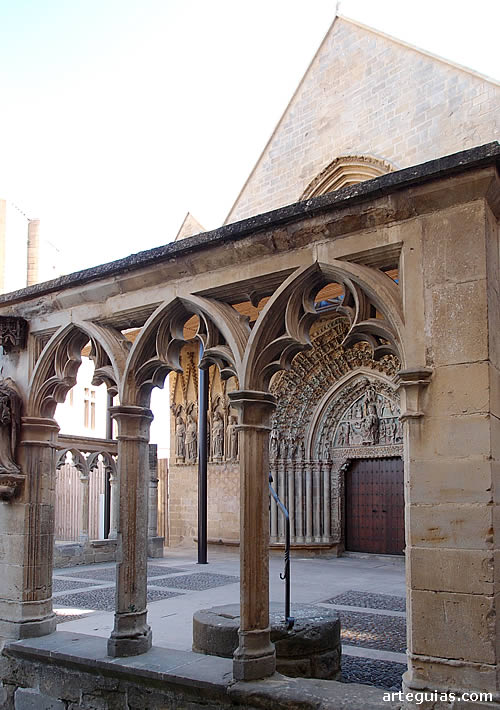 P&oacute;rtico y fachada occidental