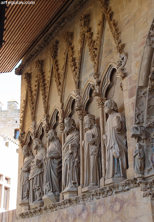 Parte del Apostolada de la fachada de Santa Mar&iacute;a la Real de Olite