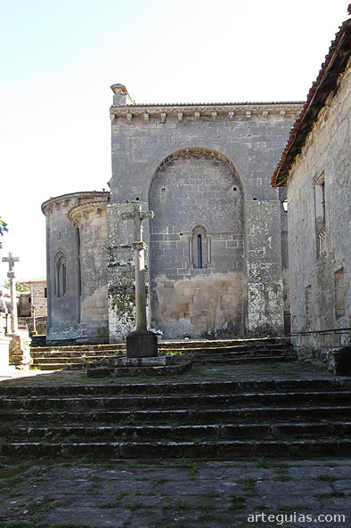 Fachada norte de la iglesia de Santa Marina con sus arcuaciones murales