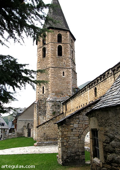 La torre campanario que da personalidad propia a esta iglesia