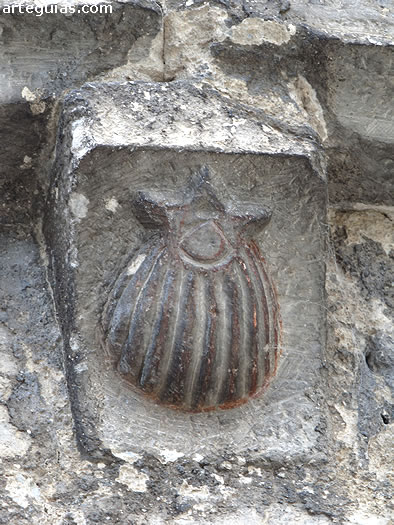 Canecillo con una vieira