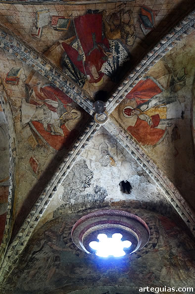 B&oacute;veda de crucer&iacute;a con pinturas del siglo XVI