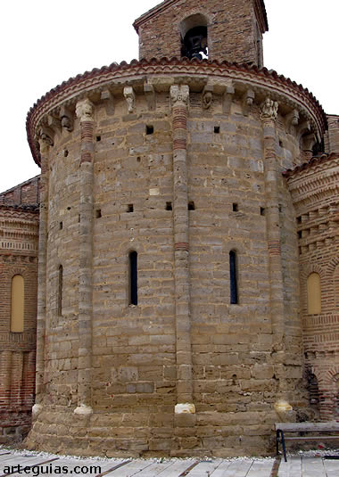 El &aacute;bside central es completamente rom&aacute;nico en piedra