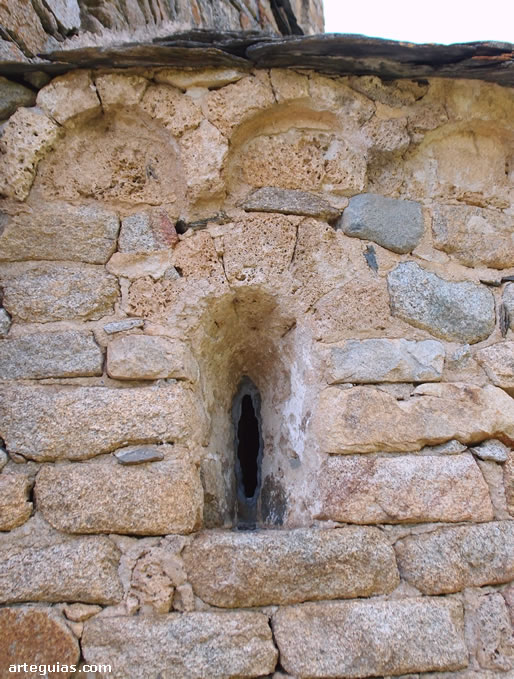 Ventanal y muro absidal con arquillos lombardos