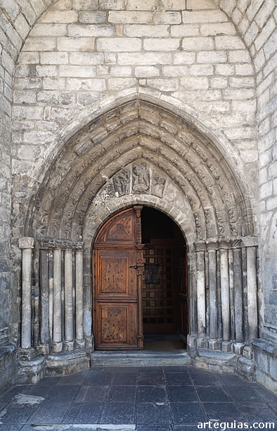 Iglesia Sant Miqu&egrave;u de Vielha: puerta en el costado norte