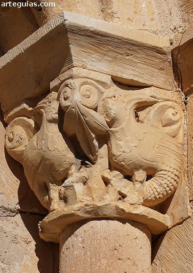 Capitel de uno de los ventanales del &aacute;bside con dos arp&iacute;as