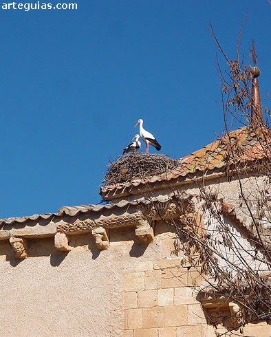 Escena primaveral en la iglesia segoviana de Sotillo con una pareja de cig&uuml;e&ntilde;as