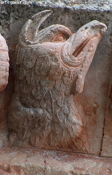 Esta cabeza de grifo es de lo mejor de la puerta de la iglesia de Soto de Bureba