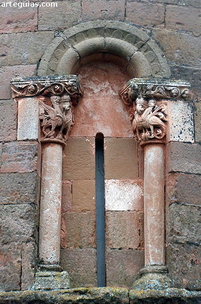 Ventanal con capiteles que muestran una pl&aacute;stica relacionada con el mundo silense