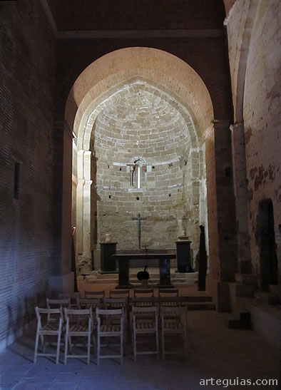 Interior del templo rom&aacute;nico en su estado actual