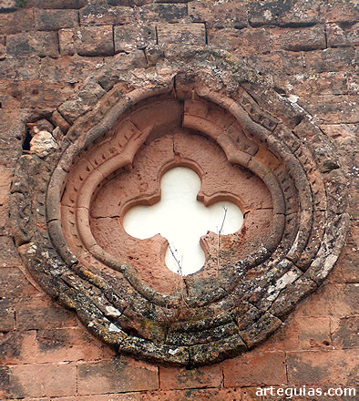 &Oacute;culo tetralobulado en el hastial occidental