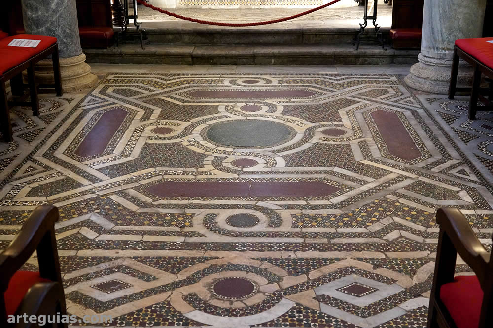 Suelo de taraceas marm&oacute;reas con l&aacute;minas de p&oacute;rfido y serpentina de la iglesia de San Cataldo de Palermo