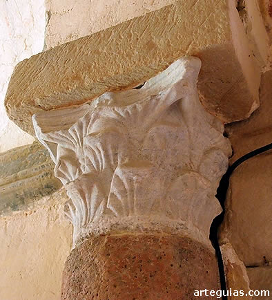 capitel tardorromano en uno de los &aacute;bsides laterales