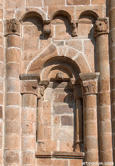 Columnas y arquillos permiten innumerables soportes para escultura figurada