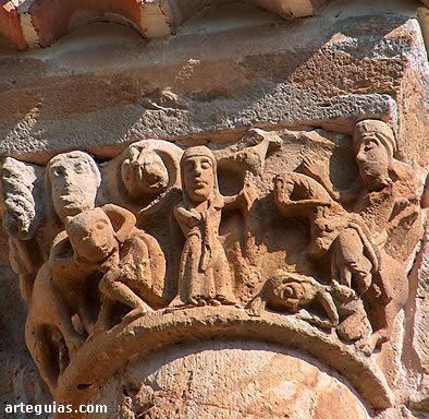 Capitel de una de las columnas de la cabecera