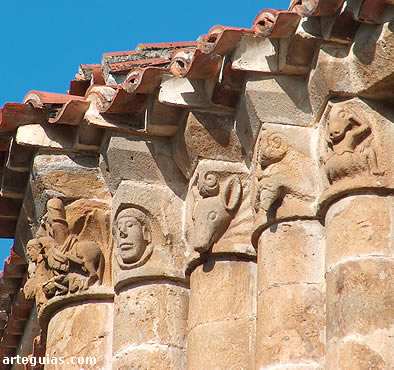 Capiteles que rematan el orden columnario del &aacute;bside