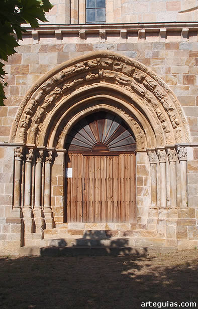 San Lorenzo de Vallejo de Mena: puerta principal de los pies (oeste)