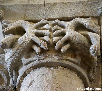 Capitel con lo que podr&iacute;a ser una pareja de dragoes apocal&iacute;pticos