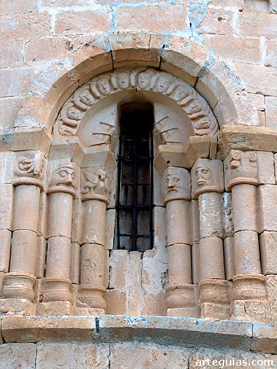 Ventanal del &aacute;bside repleto de escultura