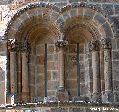 Una de las se&ntilde;as de identidad de la iglesia de Bareyo es el ventanal doble de su &aacute;bside
