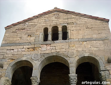 Ventanal que genera la falsa impresi&oacute;n de que la iglesia de Santa Mar&iacute;a dispone de tres pisos